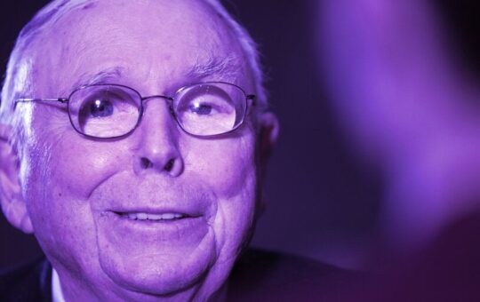 Charlie Munger Compares Bitcoin to Child Trafficking, Likes Central Banks